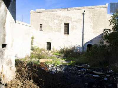 Il cortile dell'edificio � invaso dai rifiuti 